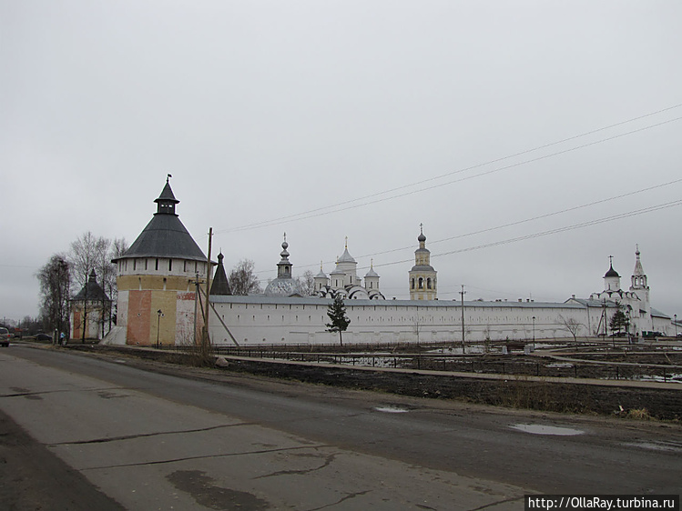 Святые ворота с церковью 