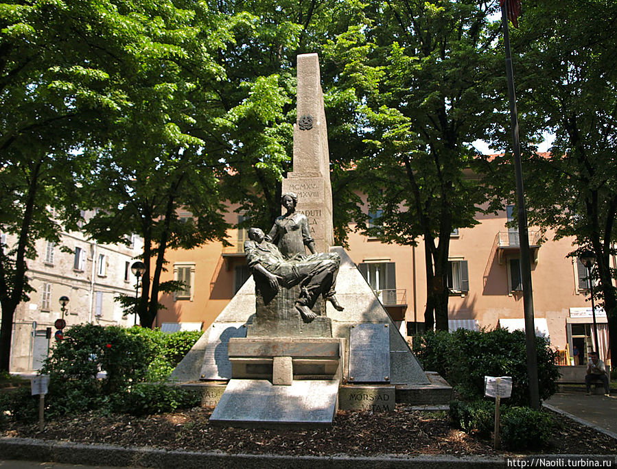 В памятнике жертвам Второй мировой войны нет ни намека на помпезность великих воинов, на какой бы стороне ни воевали итальянцы, как бы из правительство не относилось к фашизму, для народа война — это всегда горе.