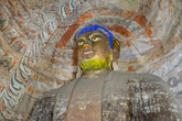 Статуя Будды Шакьямуни в позе медитации высотой 17 метров, пещерный комплекс Юньган, Датун, Шаньси, Китай.