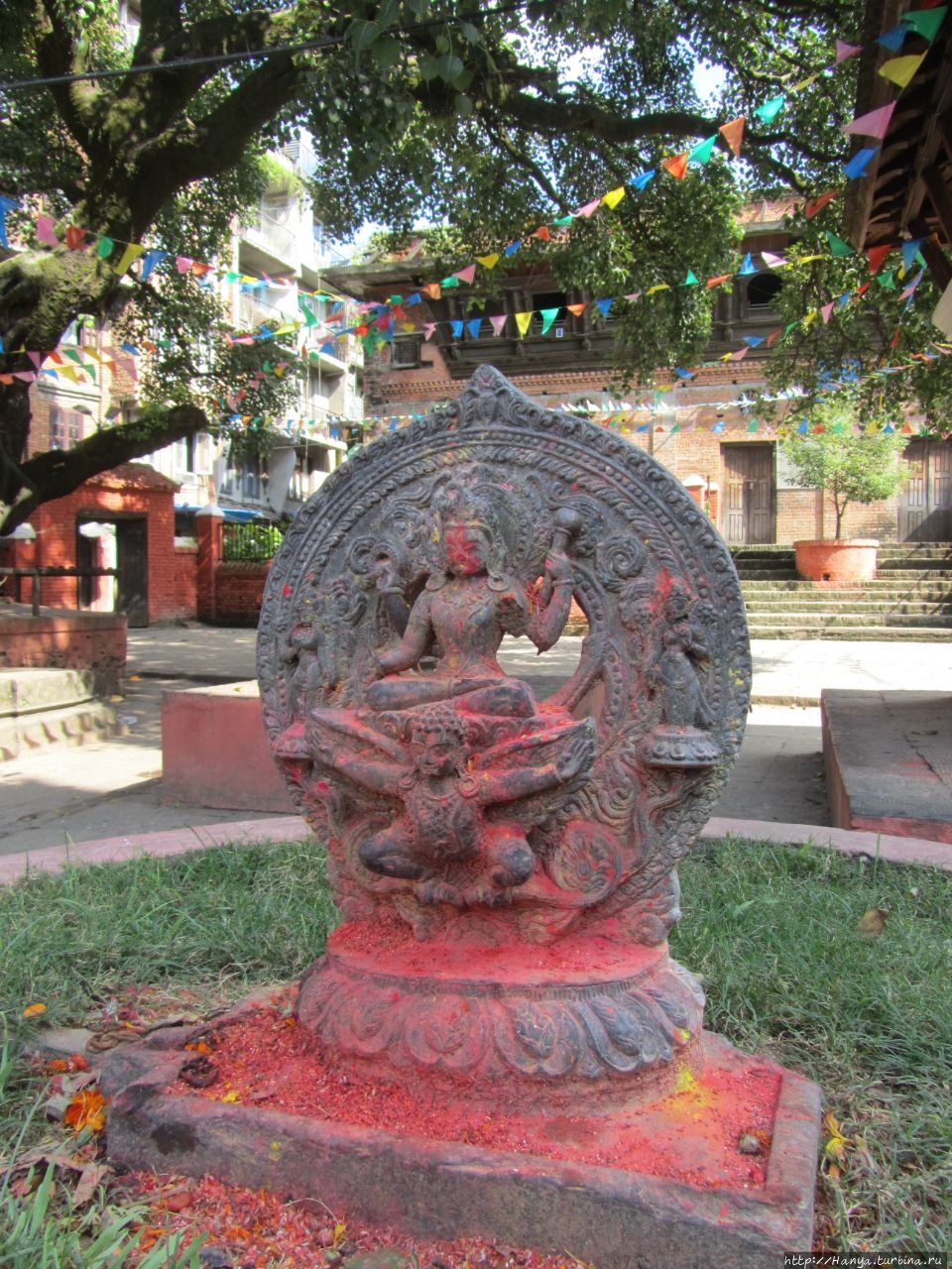 Статуя Вишну с Гарудой, Padma (цветок лотоса), Gada (жезл), a Shanka (раковину) и Chakra (оружие в виде диска)
