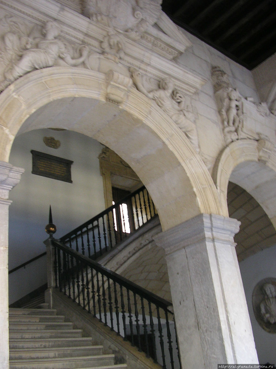 Парадная лестница в королевской канцелярии Гранада, Испания