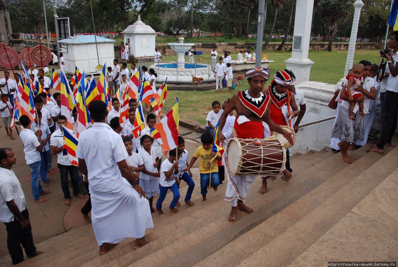 Праздник у Руанвелиссии Анурадхапура, Шри-Ланка