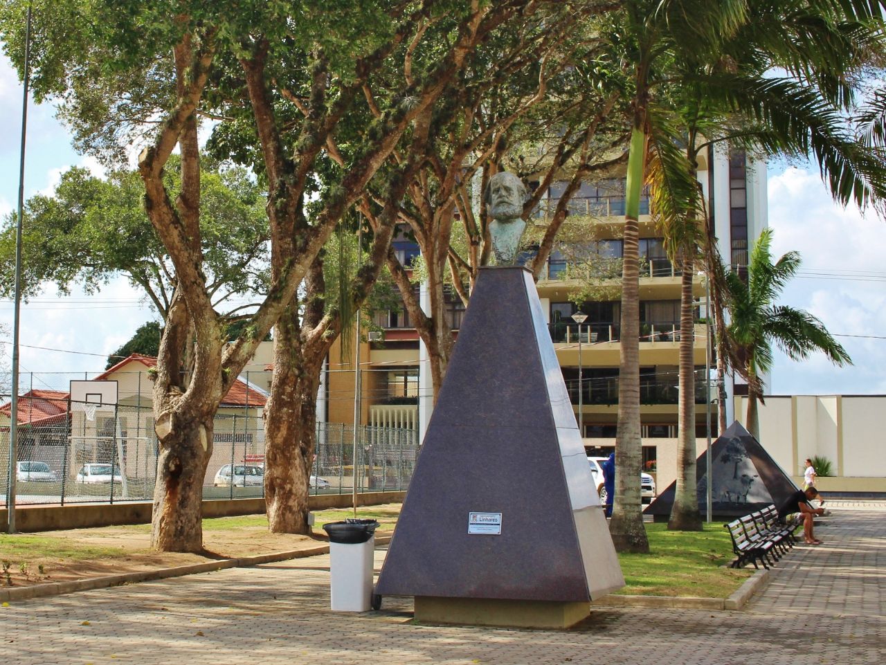Площадь 22-го Августа Линьярес, Бразилия