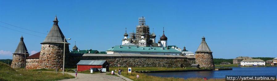 Вид на монастырь от Святого озера. На переднем плане — Башня Белая Соловецкие острова, Россия