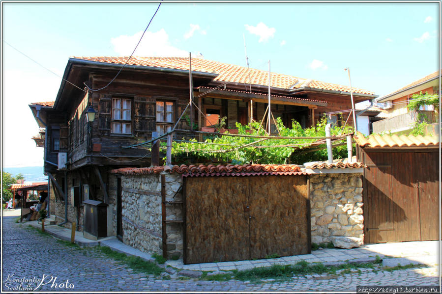 Пустые переулки, густо обитаемого Несебра Несебр, Болгария