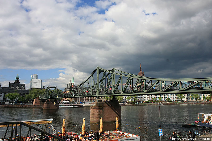 Пешеходный железный мост(нем. Eiserne Steg). Построен в1868 году.