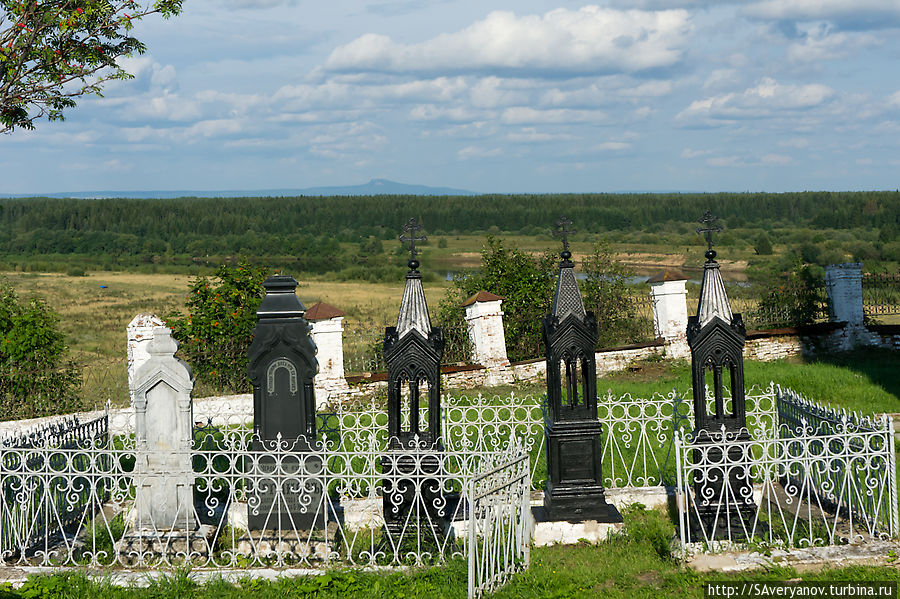 Чердынь. Собор Иоанна Богослова Богословского монастыря. Святоотеческие гробы. На горизонте — гора Полюд Усолье, Россия