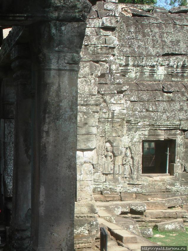 Боковые крылья — галереи восточной гопуры украшены изображениями полубогинь — деватов. Ангкор (столица государства кхмеров), Камбоджа
