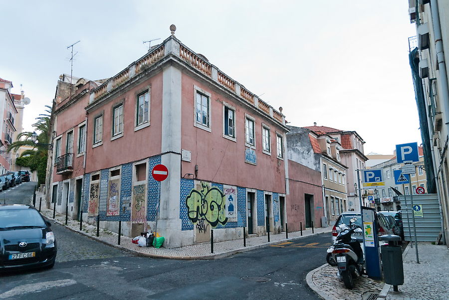 Ведь легкая подзаброшенность может нравиться до какого-то предела, после которого она начинает переходить в откровенные трущобы. На этом фото, по местным меркам, еще легкая степень неряшливости.