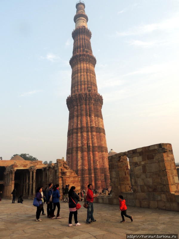 Башня Кутуб Минар имеет в высоту 72 метра Дели, Индия