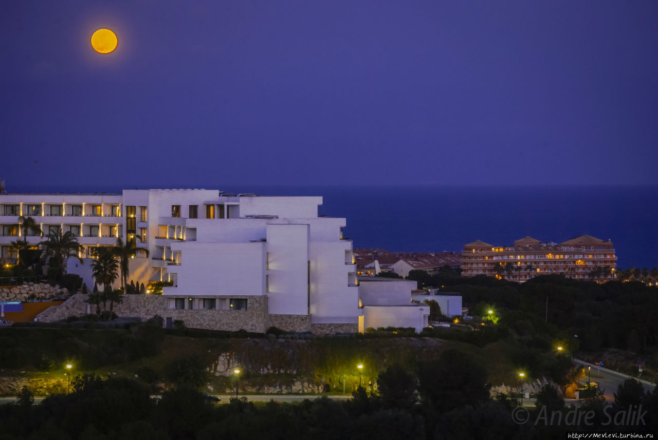 Восход луны в апреле над Средиземным морем Ситжес, Испания
