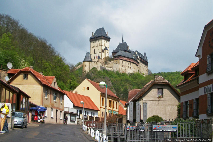 Замок Карлштейн. Расположен на известняковой скале на высоте 72-х метров Карлштейн, Чехия