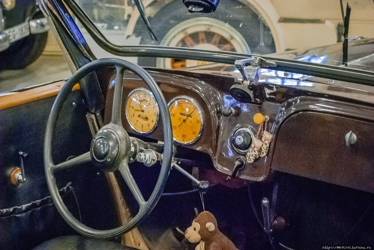 Rīgā, Classic Car Museum / Retro auto muzejs. Зал Рига, Латвия