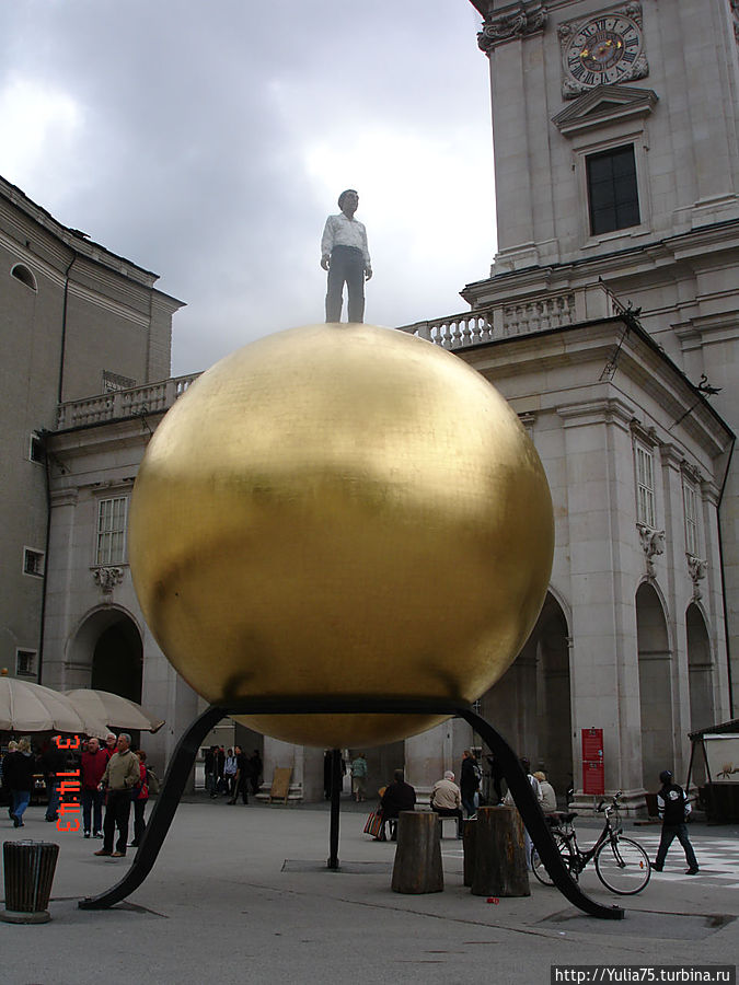 Это памятник кондитеру Paul Fuerst — создателю всемирно известных шоколадных конфет в виде шариков — 
