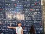 Стена любви — стена размером 40 квадратных метров в сквере Жана Риктюса.
Стена была создана в 2000 году и состоит из 612 плиток эмалированной лавы, на которых написана фраза «Я люблю тебя» 311 раз на 250 языках. Красные брызги на стене символизируют части разбитого сердца.