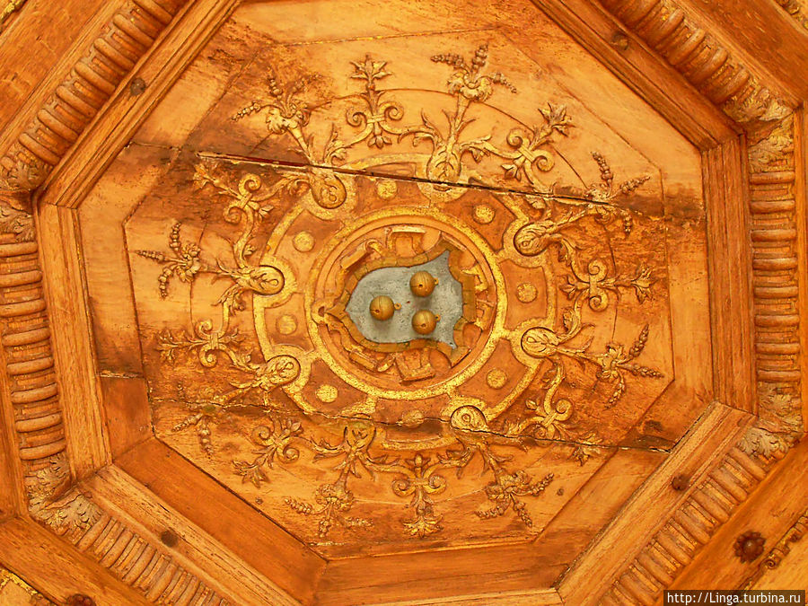 В центре потолка кабинета — герб Жана дю Тьера: 3 золотых бубенчика на лазурном поле. Селлет, Франция