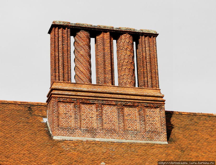 Крыши дворца украшают 55 кирпичных труб, необыкновенно красивых. Потсдам, Германия