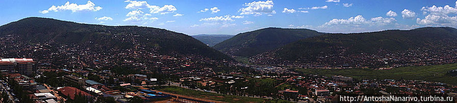 Панорама с крыши башни в сторону окраины Кигали, Руанда