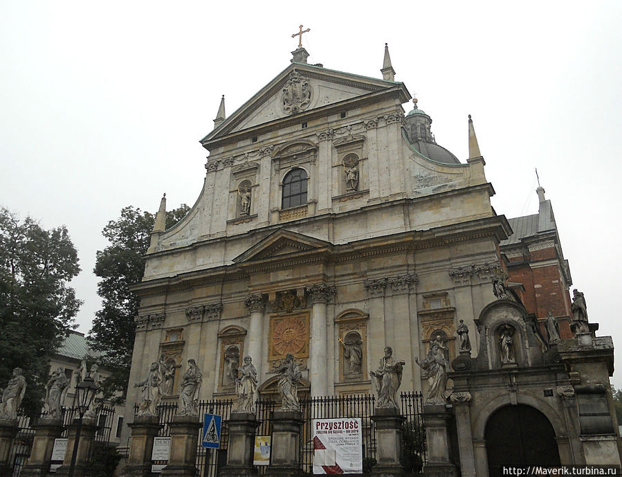 Костёл Иезуитов ( костёл Св. Петра и Павла). По фасаду расположены 12 апостолов. Краков, Польша