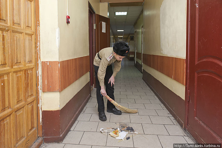 Знакомимся с веником, когда приходит очередь быть дневальным...
*
