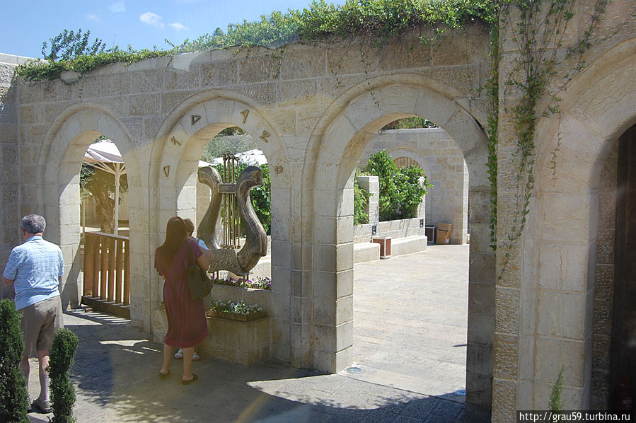 У входа в музей Иерусалим, Израиль