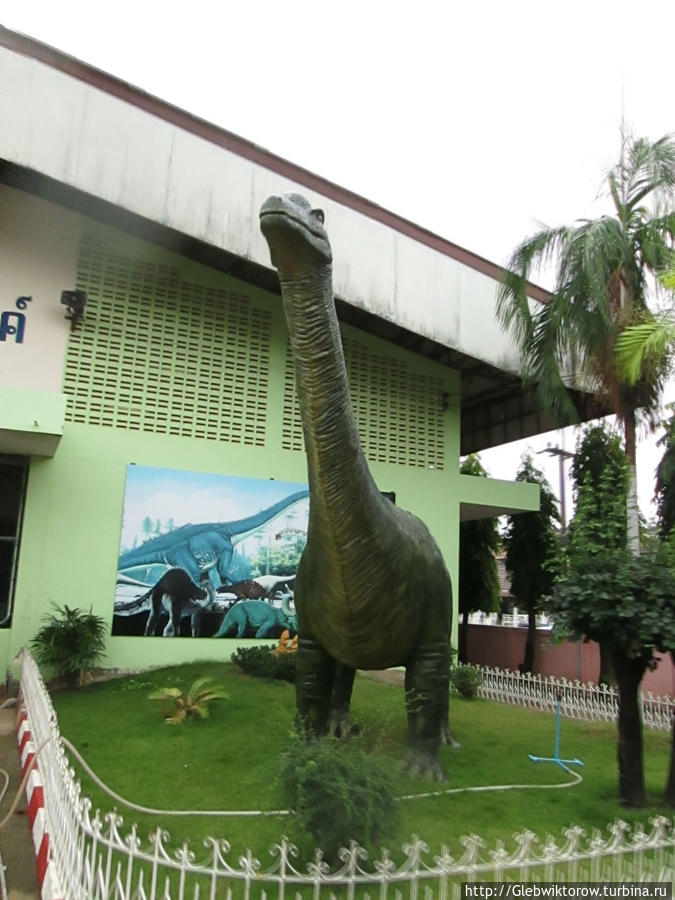 Посещение городской школы с динозавром у входа