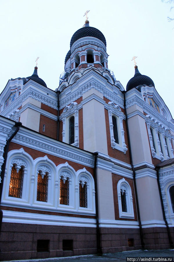 Собор Св. Александра Невского — внутри очень богато украшен как и полагается русской церкви. Таллин, Эстония