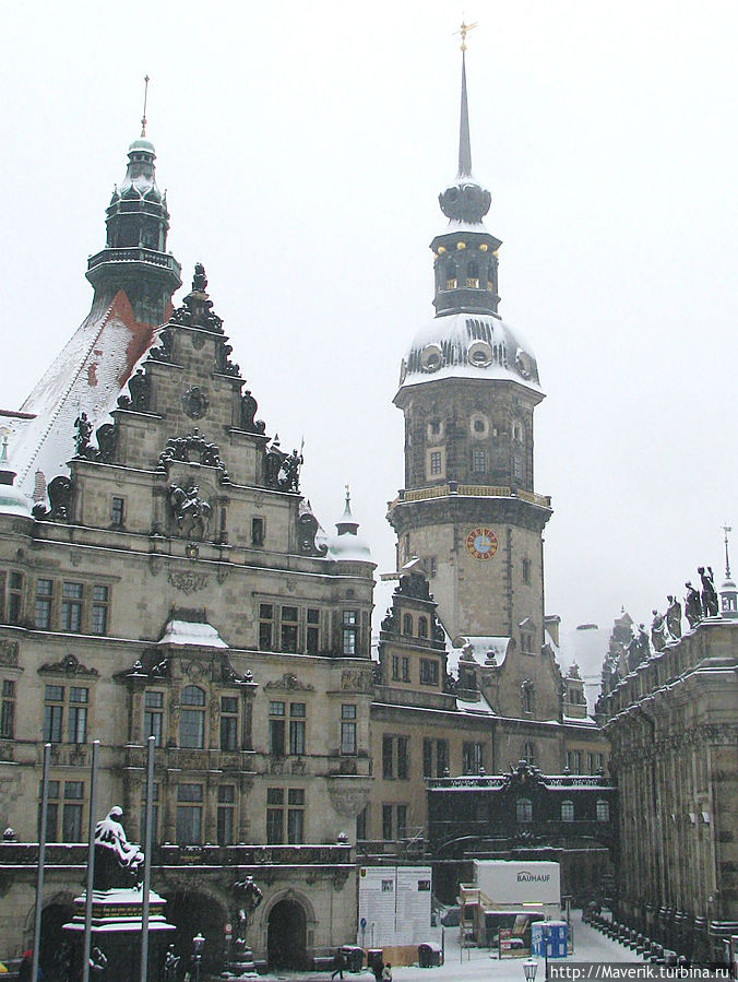 Георгиевский дворец в стиле ренессанс с великолепными порталами и фронтонами фасада. Вид с лестницы Брюльской террасы. Дрезден, Германия