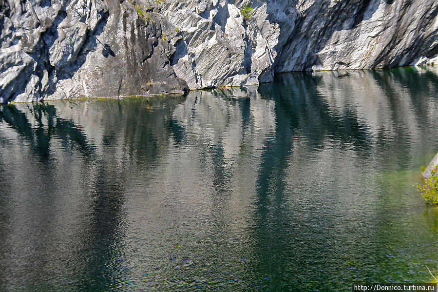 отражения отвесных стенок каньона Рускеала, Россия