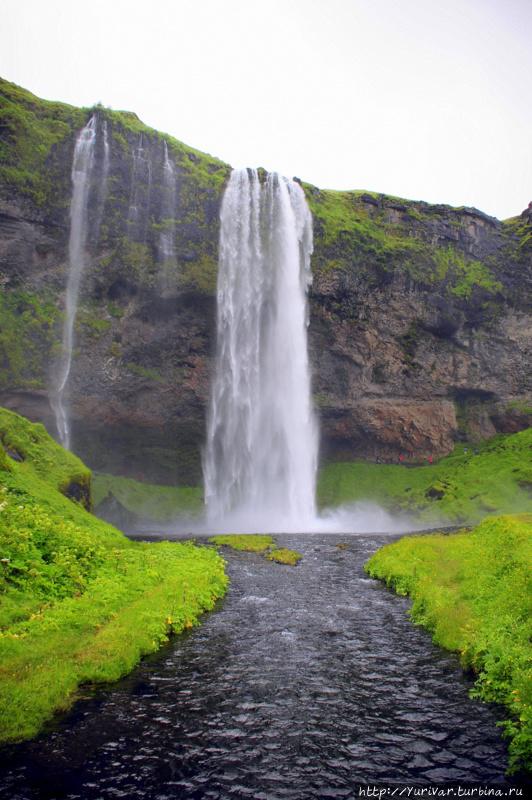 Водопад Селйяландсфосс падает с высоты 60 метров и его можно обойти сзади Скогар, Исландия