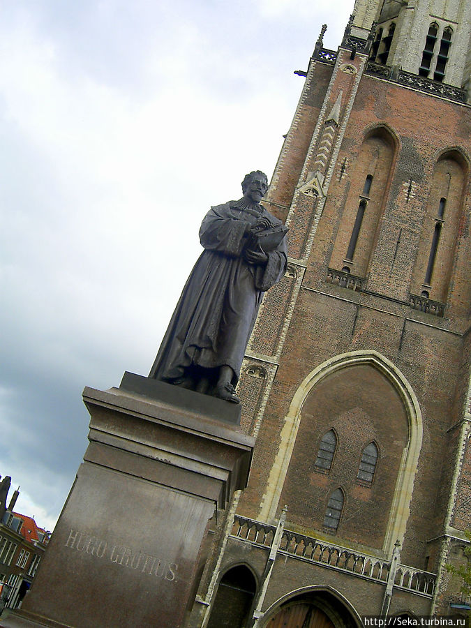 Памятник Гуго Гроцию —  голландскому юристу, государственному деятелю, философу, поэту и драматургу Делфт, Нидерланды