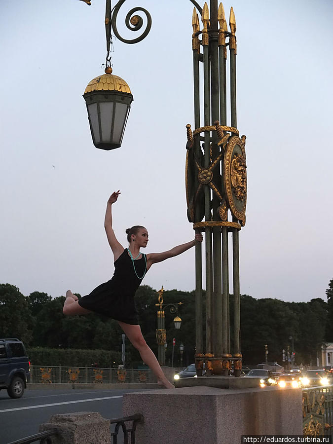 ПА прелестной балерины на питерском фонарном столбе))) Санкт-Петербург, Россия