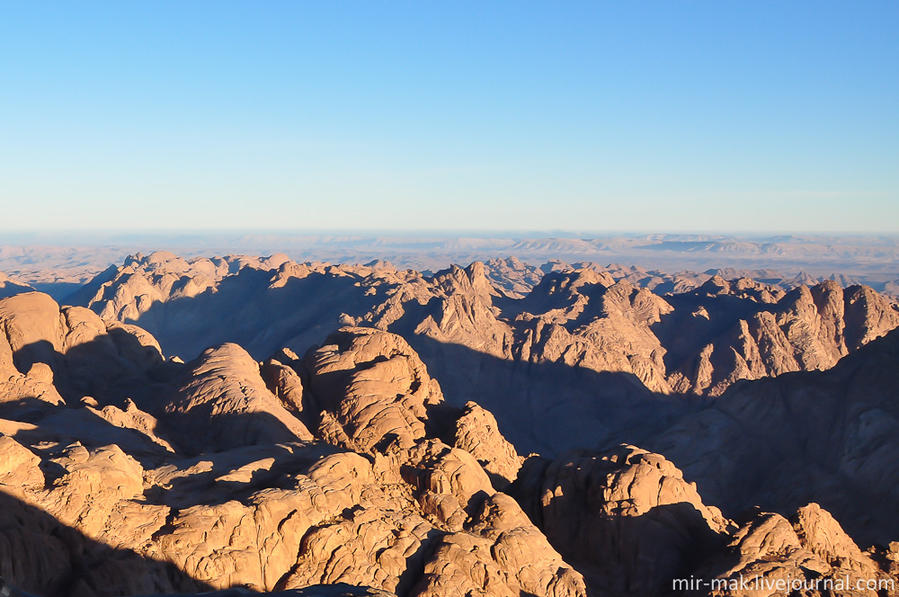 Первое, что бросается в глаза – это полное отсутствие какой-либо растительности. гора Синай (2285м), Египет