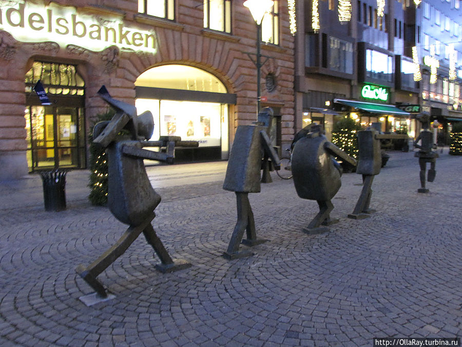 В начале ул. Сёдергатан  находится  бронзовая скульптурная композиция Юнгве Лунделла  «Уличный оркестр». Она появилась здесь в 1985 году и представляет из себя четырех музыкантов, которые следуют за заводящим барабанщиком. Мальмё, Швеция