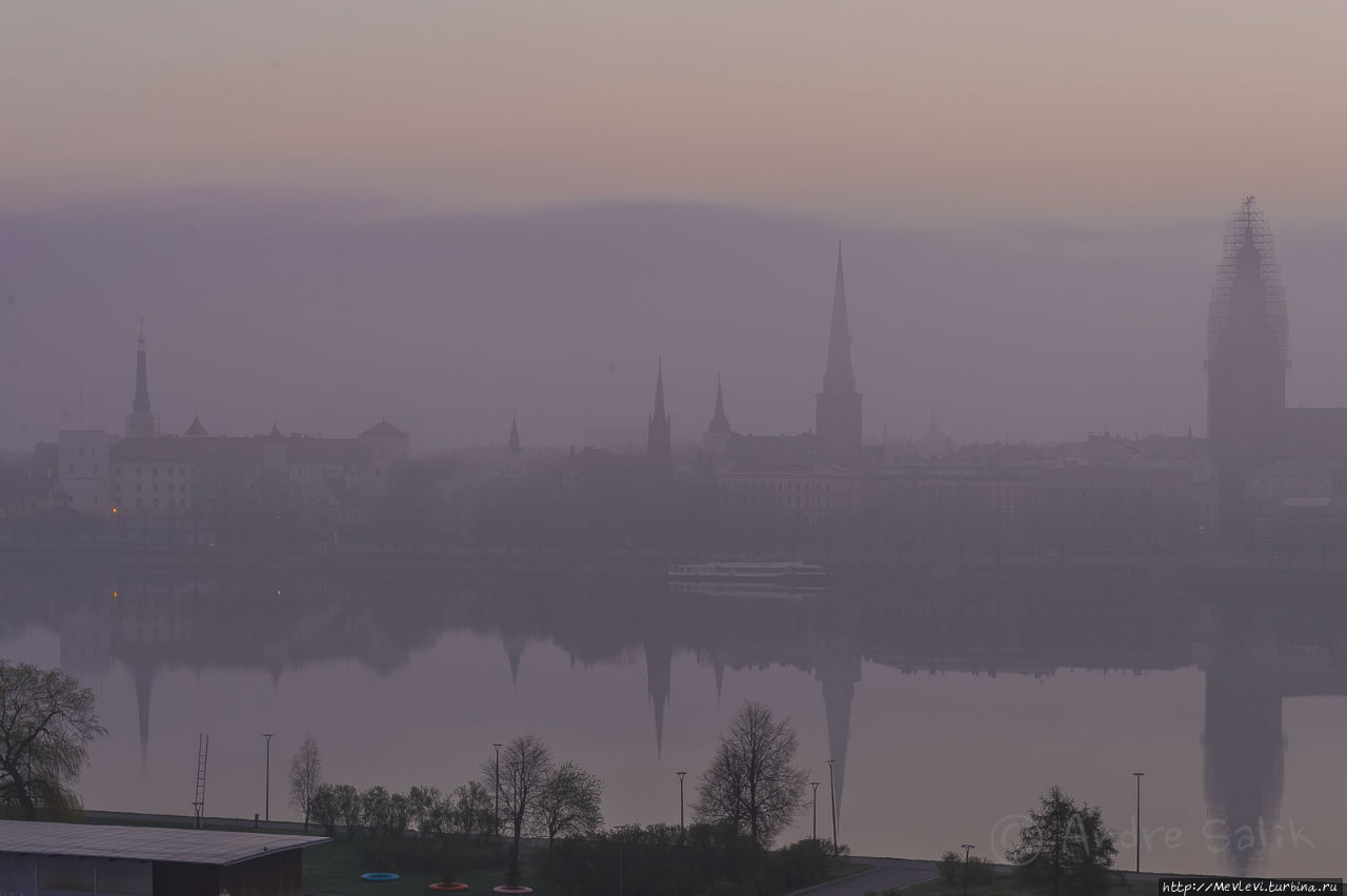 Туманное утро над Старой Ригой Рига, Латвия