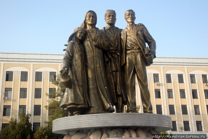 памятник узбекской семье Карши, Узбекистан