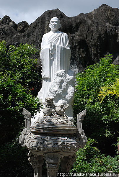 Прогулка между пагодой и статуей Нячанг, Вьетнам