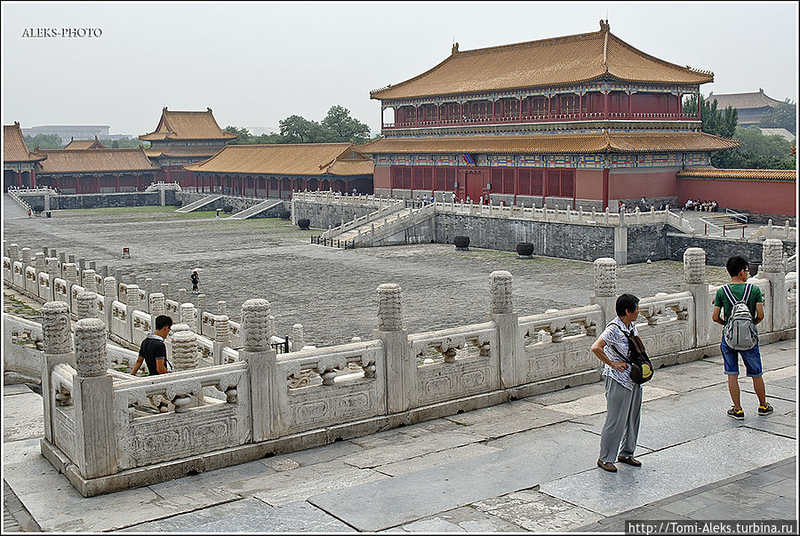 Название Гугун — дворец бывших правителей — закрепилось при китайских коммунистах. Надо отдать им должное — они, в отличие, от наших большевиков сохранили сокровища своей истории и храмы не взрывали...
*