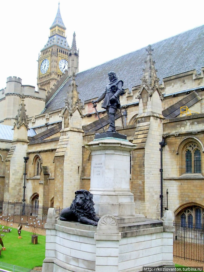 Памятник лорду-протектору и низвергателю монархии Оливеру Кромвелю, установленный в 1899 г. перед английским парламентом. Лондон, Великобритания