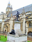Памятник лорду-протектору и низвергателю монархии Оливеру Кромвелю, установленный в 1899 г. перед английским парламентом.