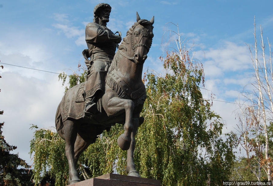 Какой памятник расположен. Памятник Воеводе Засекину в Волгограде. Григорий Засекин памятник в Волгограде. Памятник первому Воеводе Царицына Засекину. Засекин Григорий Осипович памятник в Волгограде.