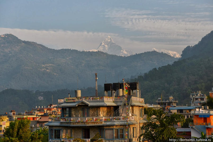 Вид из окон нашего отеля в Покхаре. Непал