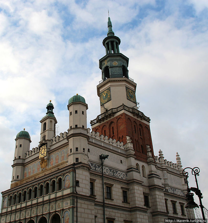 Над зданием возвышается высокая башня высотой 61 метр Познань, Польша