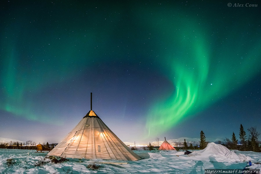 Северное сияние над палаткой саамов, Северная Норвегия. Струпен, Норвегия