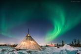 Северное сияние над палаткой саамов, Северная Норвегия.