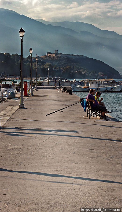 Платамонас. Вдали можно разглядеть крепость и при желании совершить туда экскурсию, она не так далеко находится.
