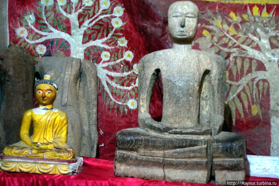 Очень  древние  фигурки  Будды. Курунегала, Шри-Ланка