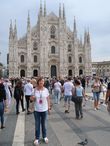 Миланский собор или Собор Рождества Девы Марии.  Один из крупнейших по величине в Европе. Туристов много, успеваем сделать фотографии на память и направиться для осмотра собора.