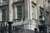 Даунинг-стрит — здесь резиденции двух самых важных персон правительства: первого Лорда Казначейства, то есть премьер-министра и Второго Лорда Казначейства – канцлера казначейства.