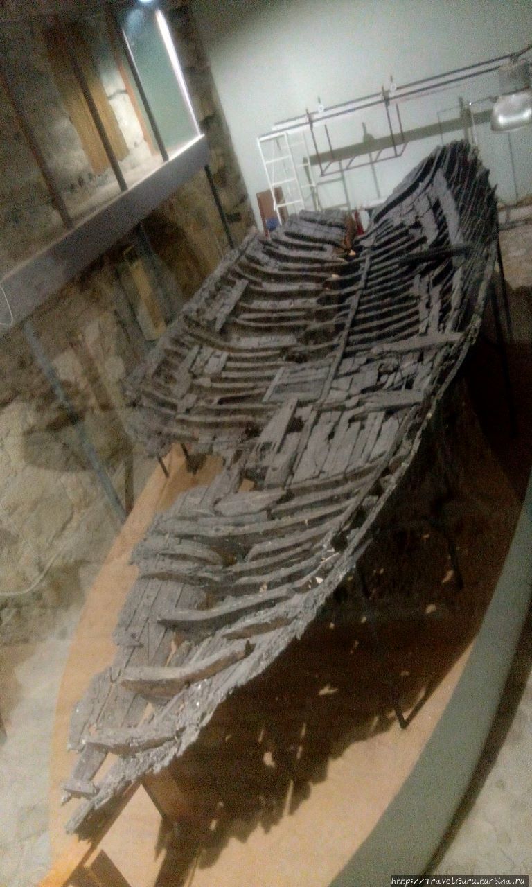 Киренийский корабль, обнаруженный на дне моря у Кирении, плававший ещё в 4 веке до нашей эры. Кирения, Турецкая Республика Северного Кипра